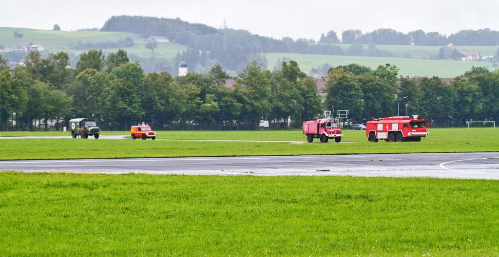 Feuerwehr und Rettungsfahrzeuge an der Runway